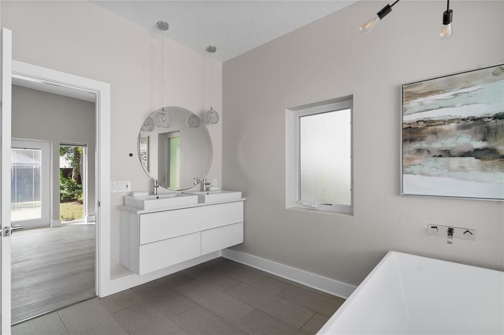 Activo con contrato: $929,000 (4 camas, 3 baños, 2540 Pies cuadrados)