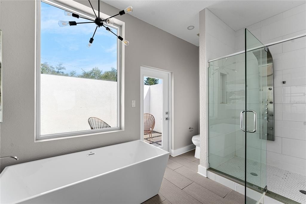 Activo con contrato: $929,000 (4 camas, 3 baños, 2540 Pies cuadrados)