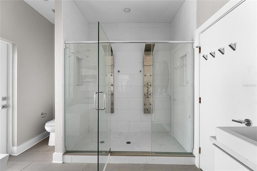 Activo con contrato: $929,000 (4 camas, 3 baños, 2540 Pies cuadrados)