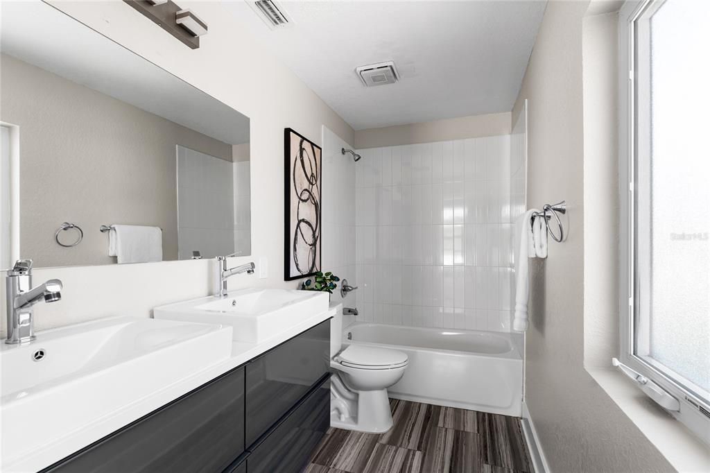 Activo con contrato: $929,000 (4 camas, 3 baños, 2540 Pies cuadrados)