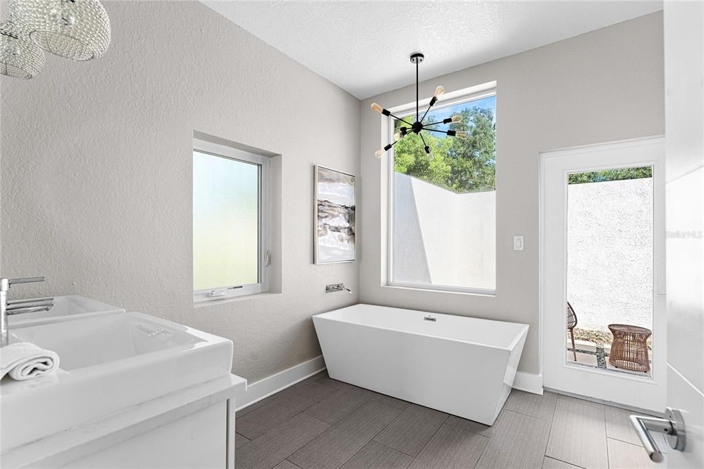 Activo con contrato: $929,000 (4 camas, 3 baños, 2540 Pies cuadrados)