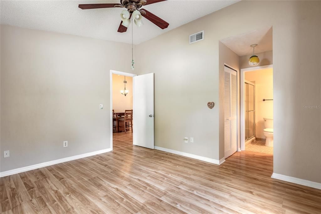 Active With Contract: $230,000 (3 beds, 2 baths, 1192 Square Feet)