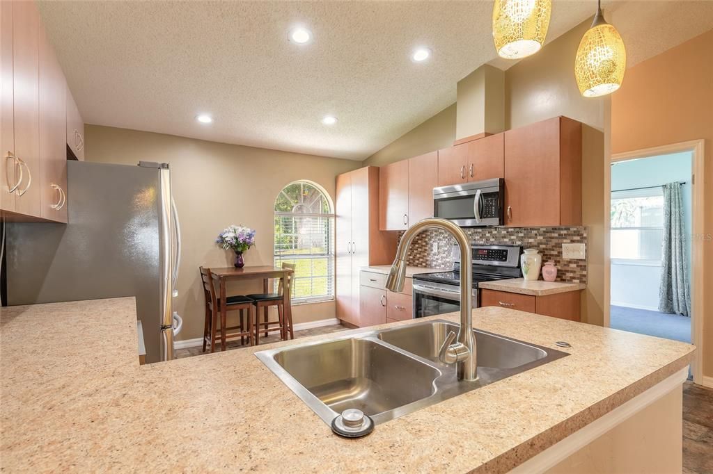 Active With Contract: $230,000 (3 beds, 2 baths, 1192 Square Feet)