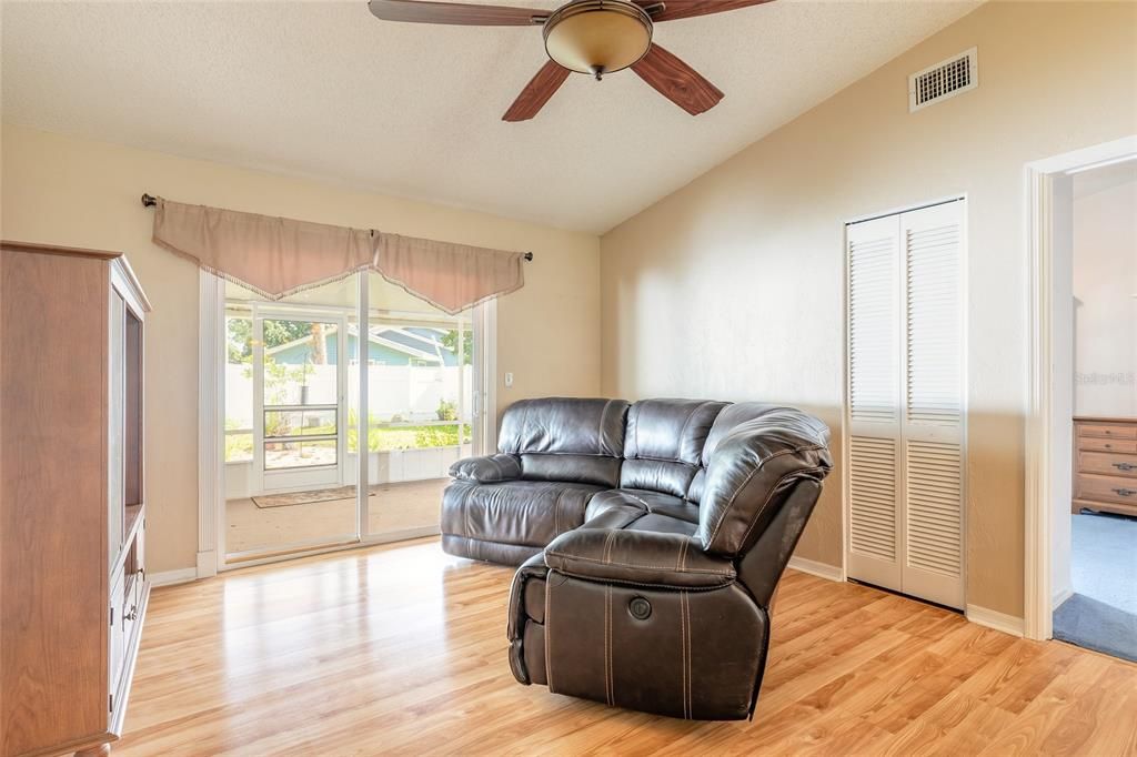 Active With Contract: $230,000 (3 beds, 2 baths, 1192 Square Feet)