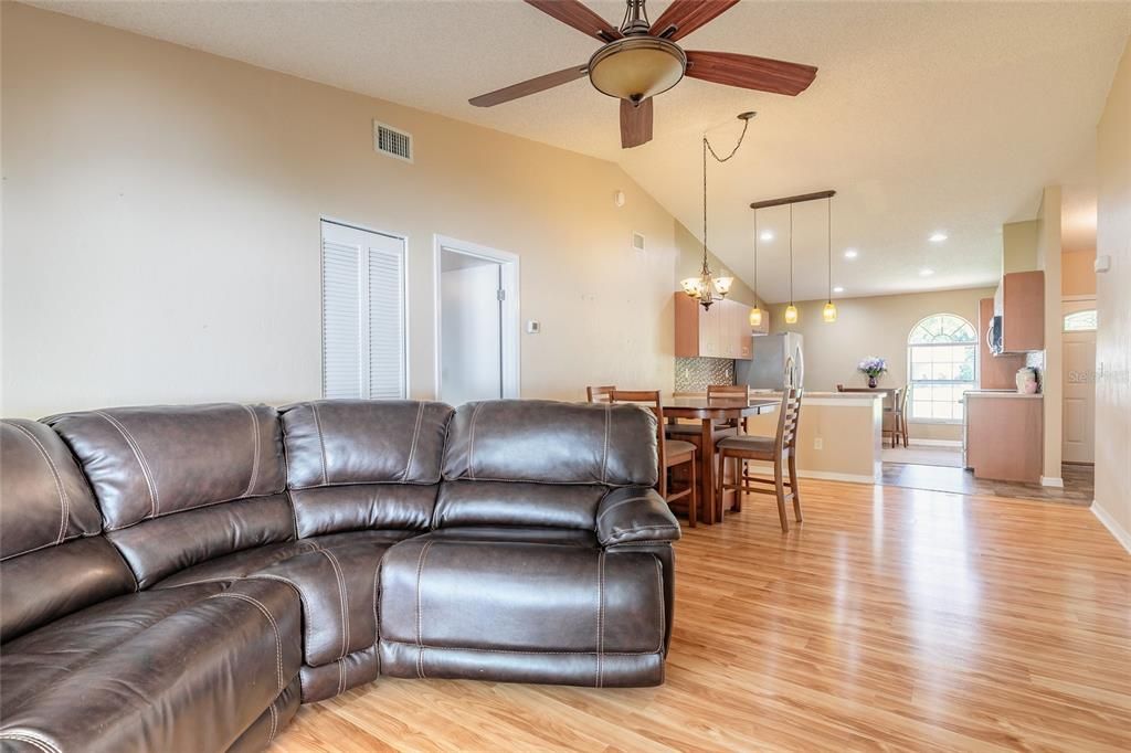 Active With Contract: $230,000 (3 beds, 2 baths, 1192 Square Feet)