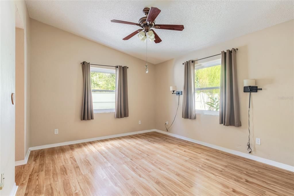 Active With Contract: $230,000 (3 beds, 2 baths, 1192 Square Feet)