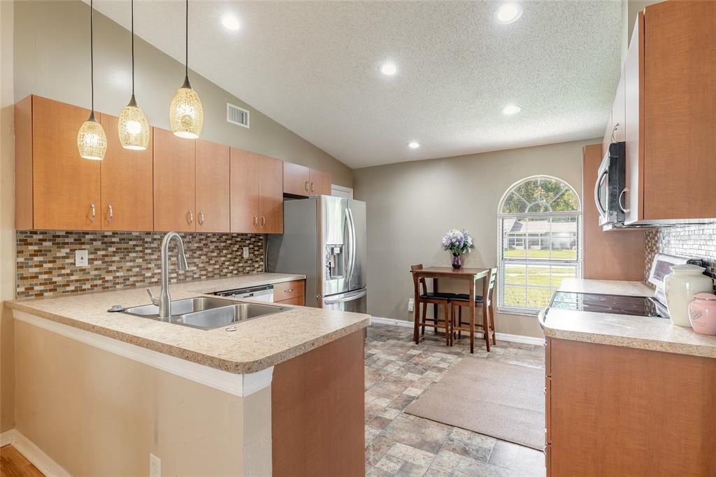 Active With Contract: $230,000 (3 beds, 2 baths, 1192 Square Feet)