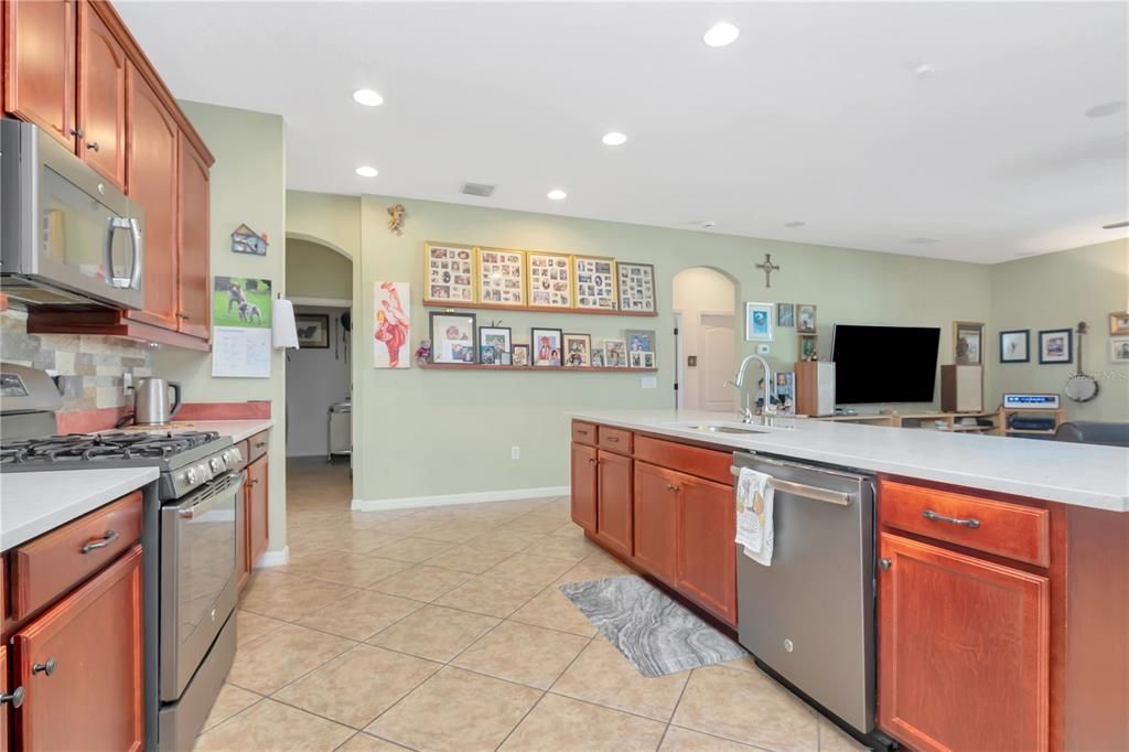 For Sale: $475,000 (3 beds, 2 baths, 2103 Square Feet)