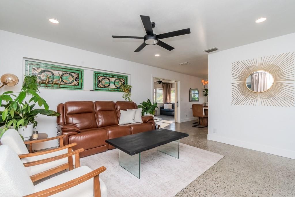 For Rent: $4,000 (2 beds, 1 baths, 1117 Square Feet)