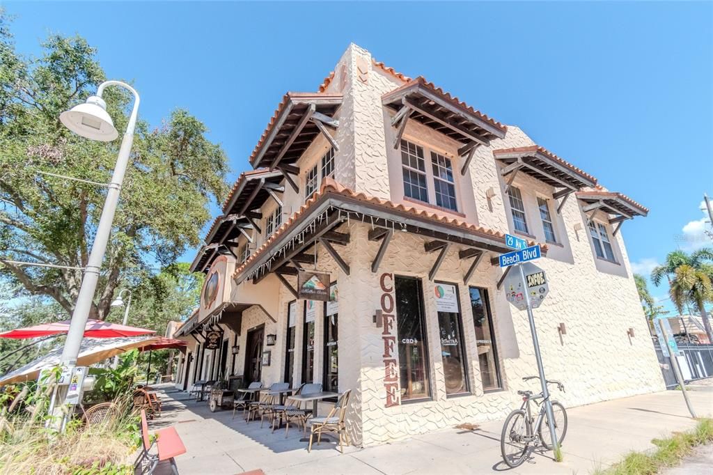 For Rent: $4,000 (2 beds, 1 baths, 1117 Square Feet)