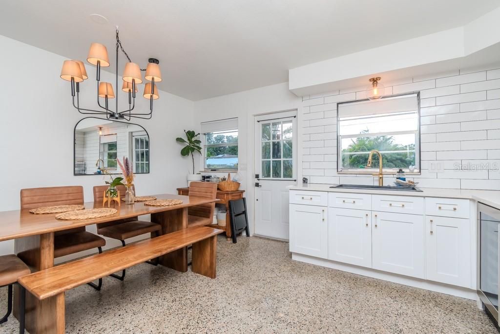 For Rent: $4,000 (2 beds, 1 baths, 1117 Square Feet)