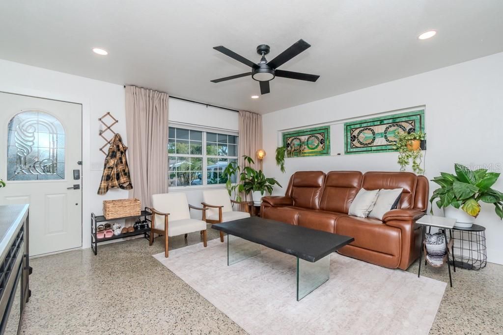 For Rent: $4,000 (2 beds, 1 baths, 1117 Square Feet)