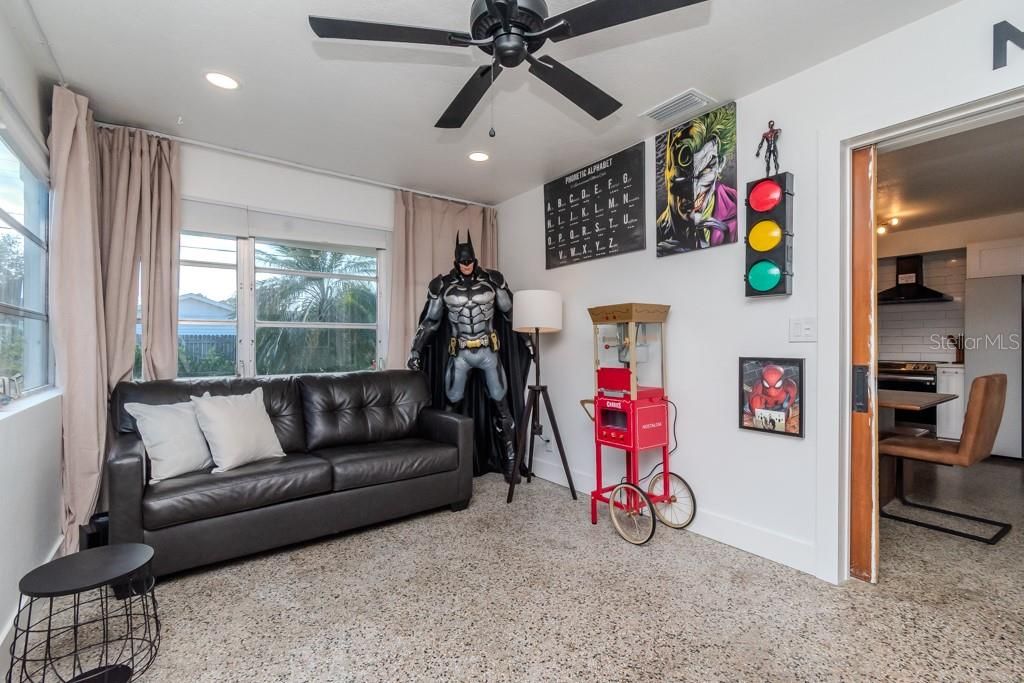 For Rent: $4,000 (2 beds, 1 baths, 1117 Square Feet)