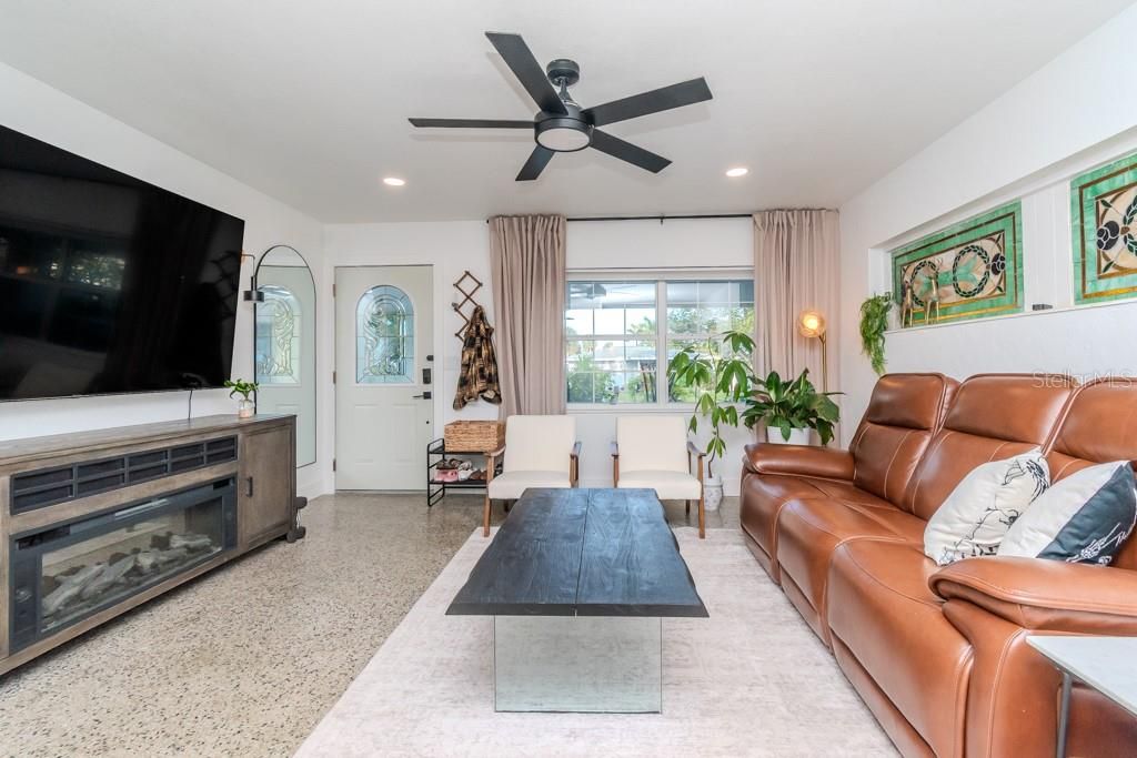 For Rent: $4,000 (2 beds, 1 baths, 1117 Square Feet)