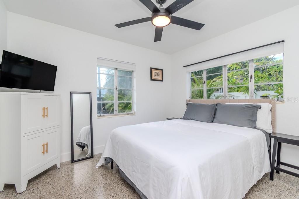 For Rent: $4,000 (2 beds, 1 baths, 1117 Square Feet)