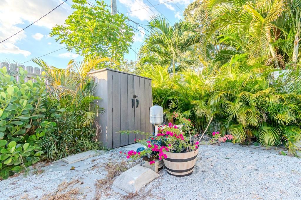 For Rent: $4,000 (2 beds, 1 baths, 1117 Square Feet)