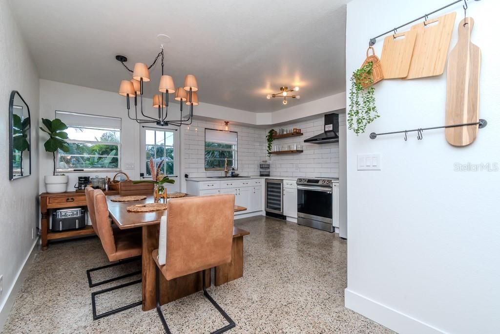 For Rent: $4,000 (2 beds, 1 baths, 1117 Square Feet)