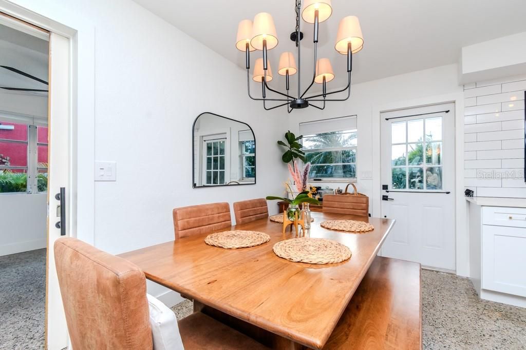 For Rent: $4,000 (2 beds, 1 baths, 1117 Square Feet)