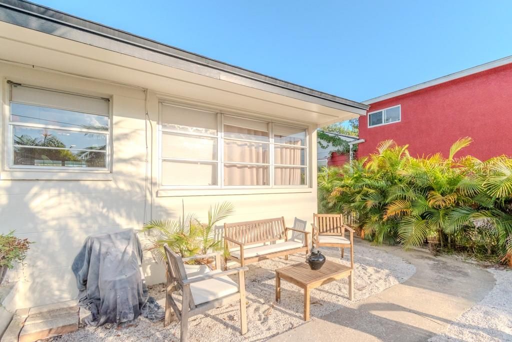 For Rent: $4,000 (2 beds, 1 baths, 1117 Square Feet)