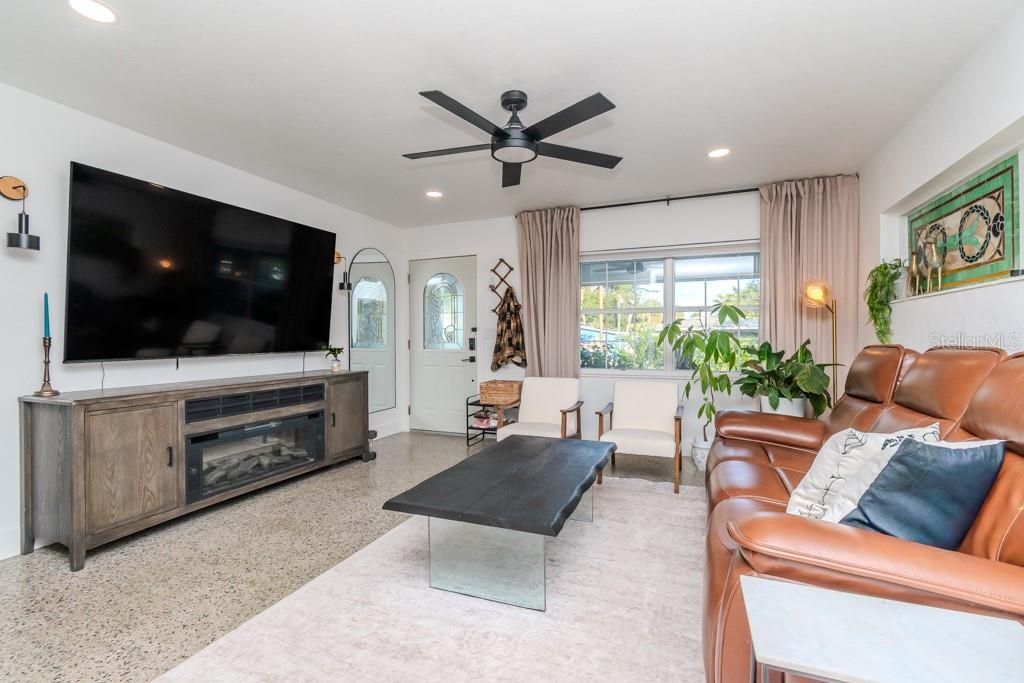 For Rent: $4,000 (2 beds, 1 baths, 1117 Square Feet)