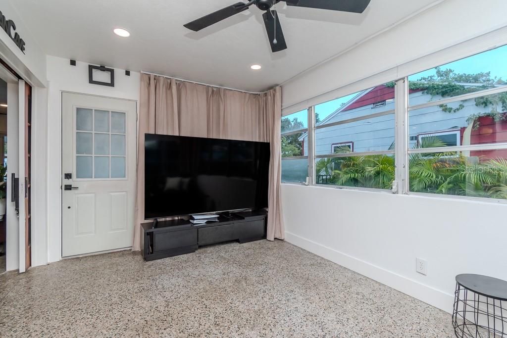 For Rent: $4,000 (2 beds, 1 baths, 1117 Square Feet)