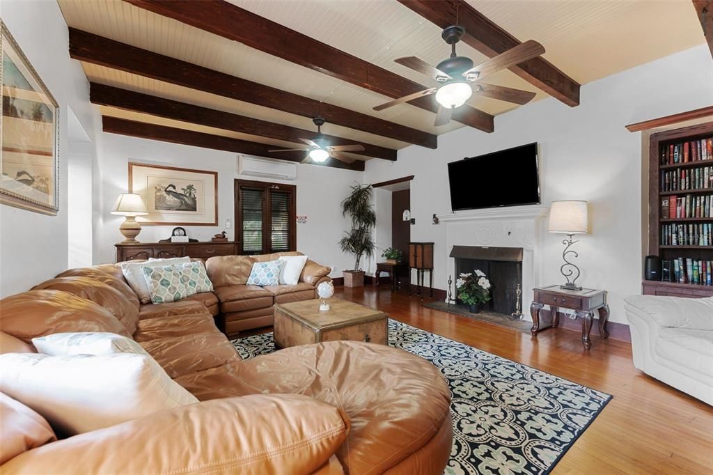 For Sale: $1,499,000 (6 beds, 5 baths, 3850 Square Feet)