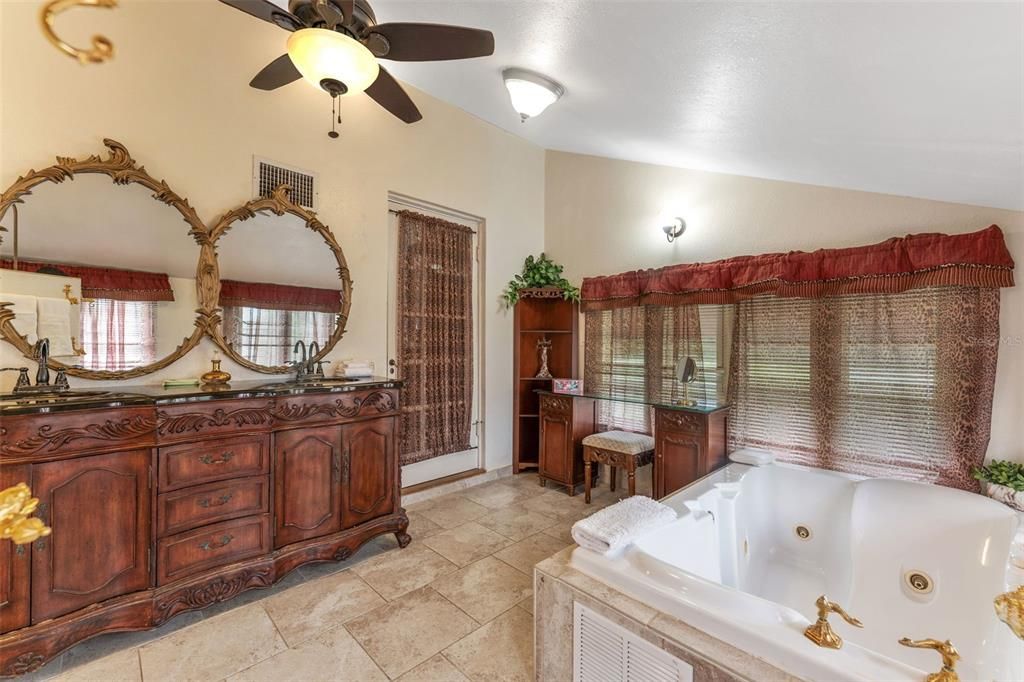 For Sale: $1,499,000 (6 beds, 5 baths, 3850 Square Feet)