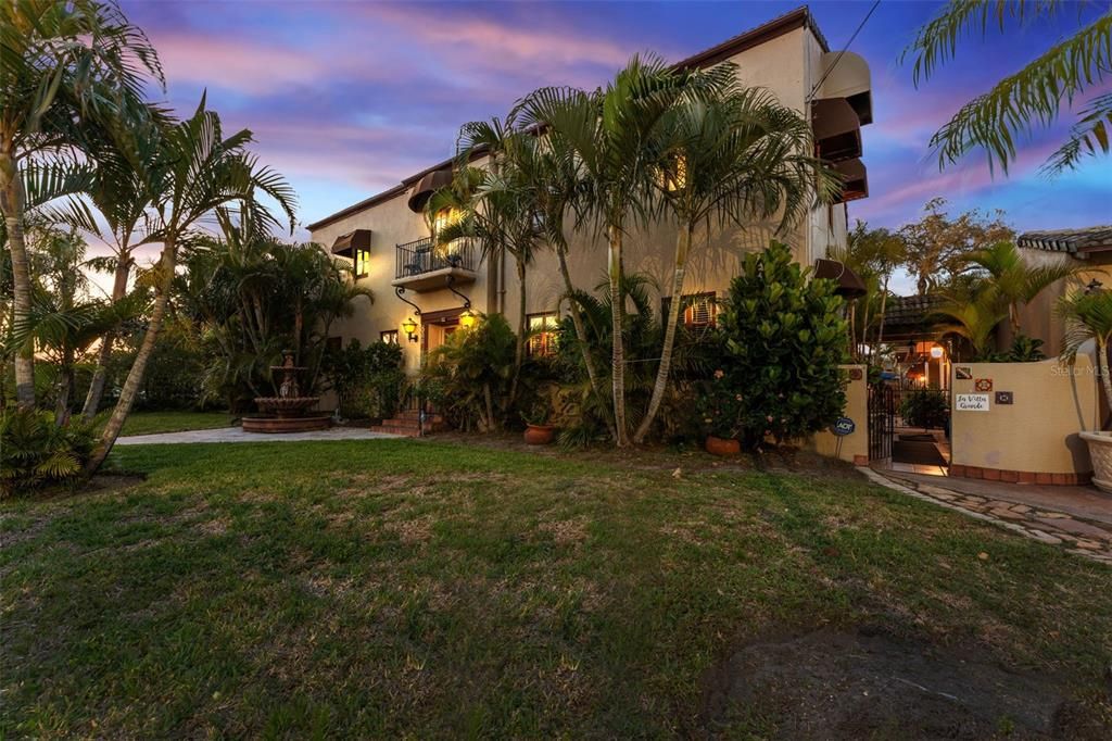 For Sale: $1,499,000 (6 beds, 5 baths, 3850 Square Feet)