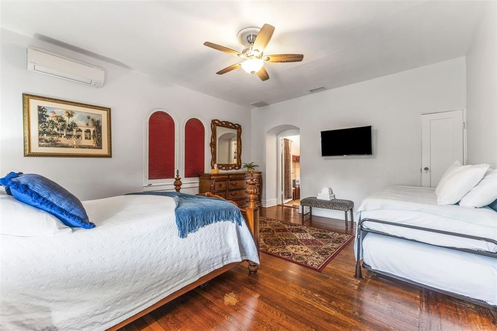 For Sale: $1,499,000 (6 beds, 5 baths, 3850 Square Feet)