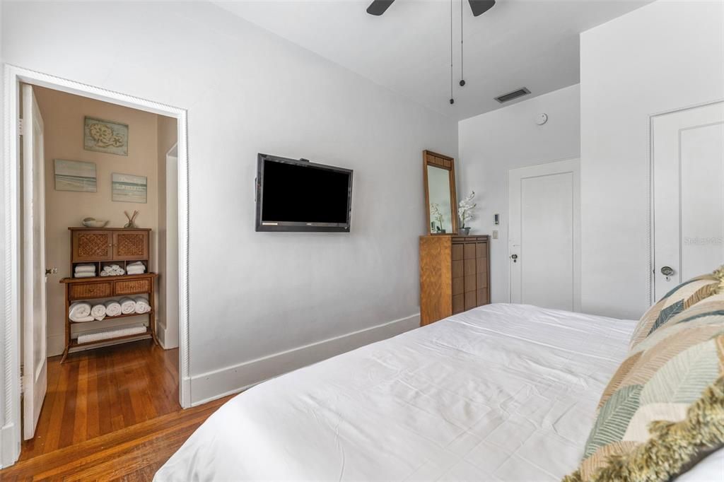 For Sale: $1,499,000 (6 beds, 5 baths, 3850 Square Feet)