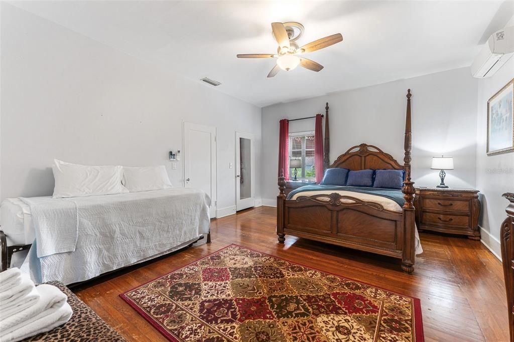 For Sale: $1,499,000 (6 beds, 5 baths, 3850 Square Feet)