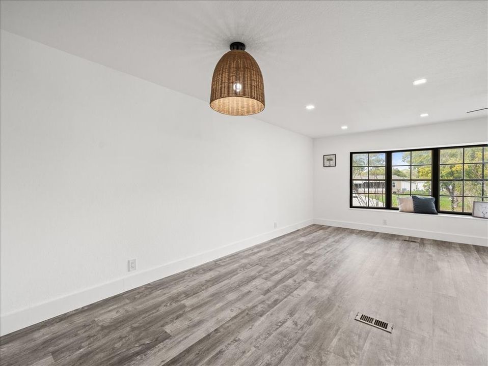 合同活跃: $179,000 (2 贝兹, 2 浴室, 1344 平方英尺)