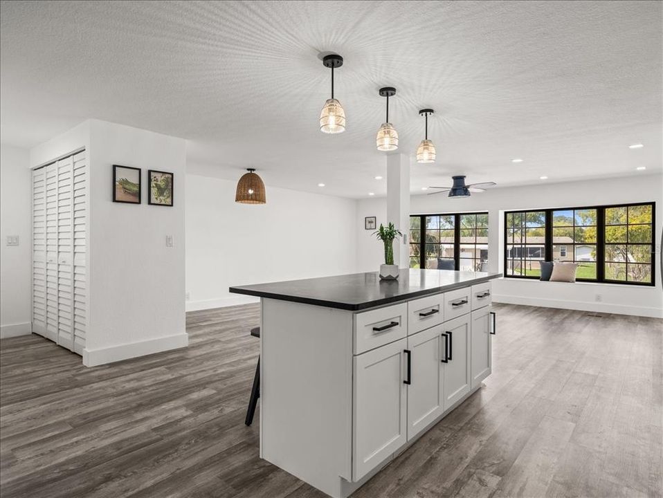 合同活跃: $179,000 (2 贝兹, 2 浴室, 1344 平方英尺)