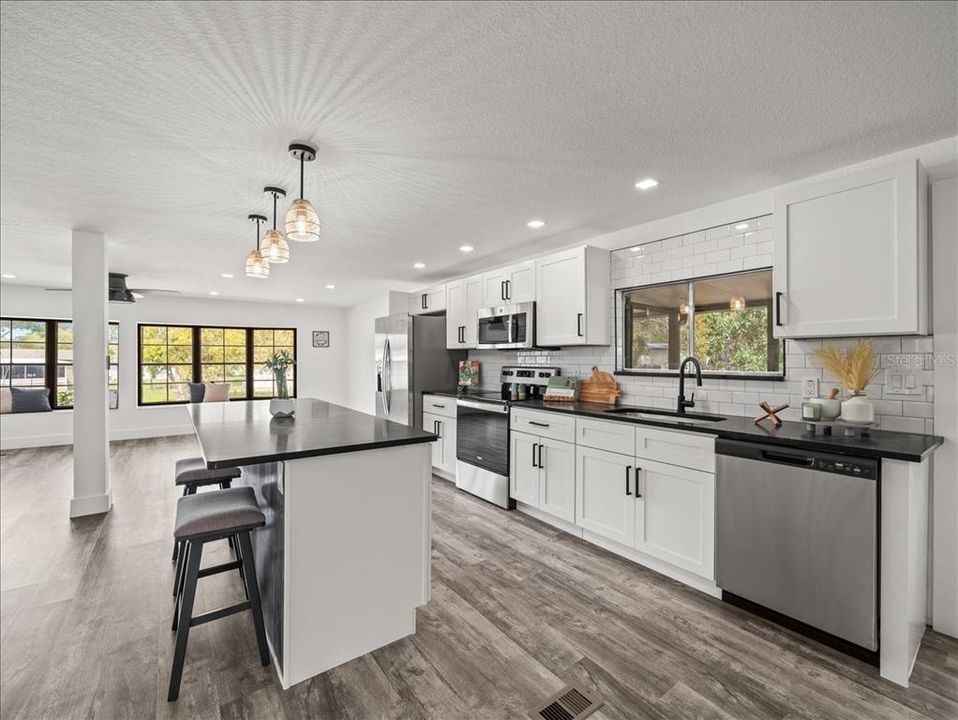 合同活跃: $179,000 (2 贝兹, 2 浴室, 1344 平方英尺)