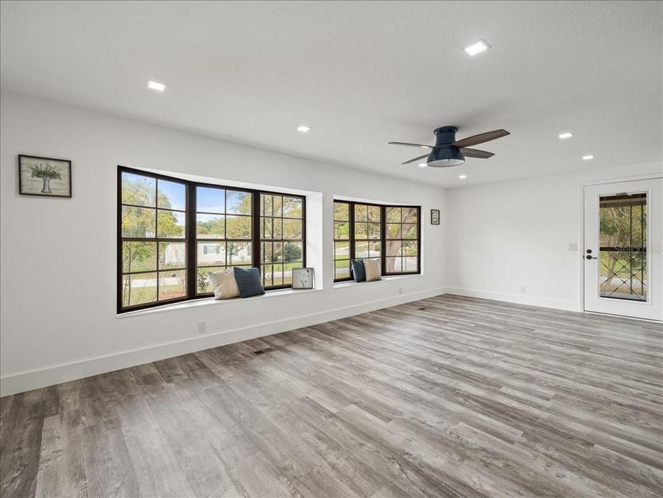 合同活跃: $179,000 (2 贝兹, 2 浴室, 1344 平方英尺)