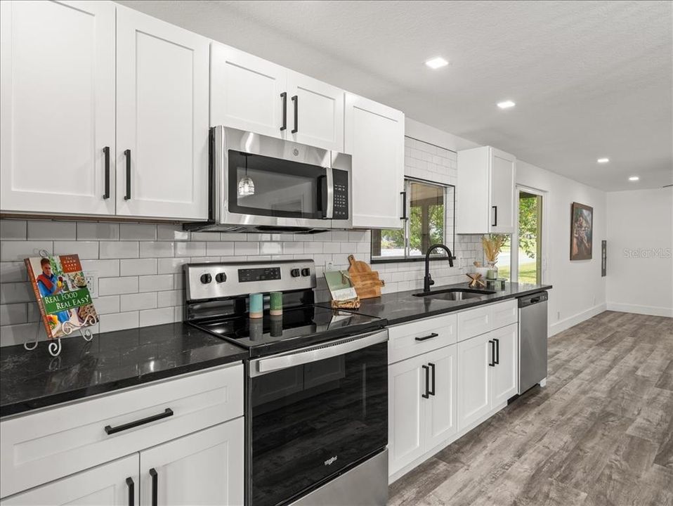 合同活跃: $179,000 (2 贝兹, 2 浴室, 1344 平方英尺)