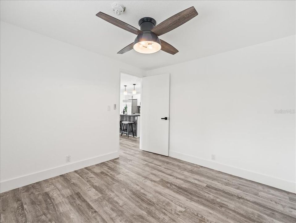 合同活跃: $179,000 (2 贝兹, 2 浴室, 1344 平方英尺)