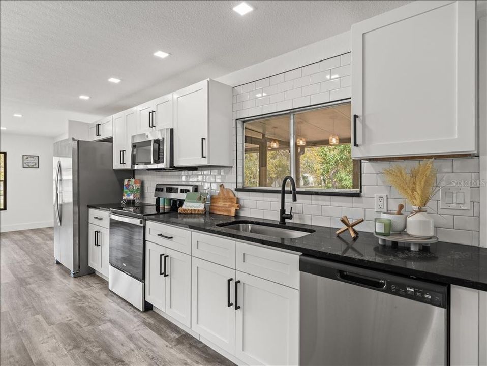 合同活跃: $179,000 (2 贝兹, 2 浴室, 1344 平方英尺)