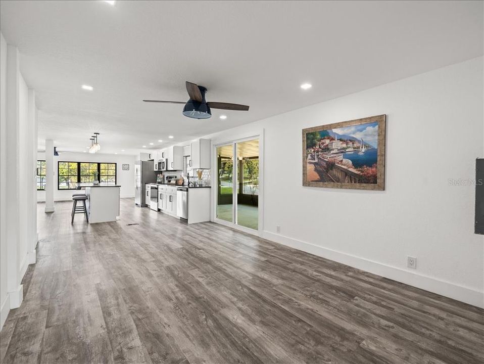 合同活跃: $179,000 (2 贝兹, 2 浴室, 1344 平方英尺)