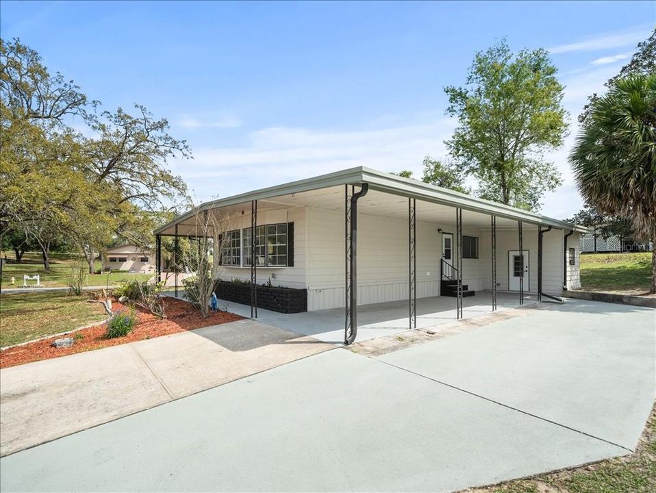 合同活跃: $179,000 (2 贝兹, 2 浴室, 1344 平方英尺)