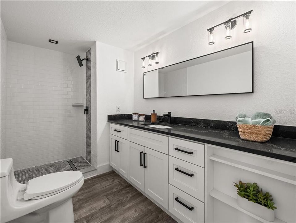 合同活跃: $179,000 (2 贝兹, 2 浴室, 1344 平方英尺)