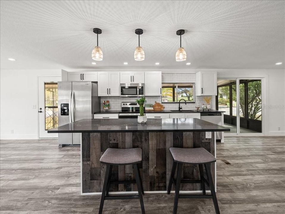 合同活跃: $179,000 (2 贝兹, 2 浴室, 1344 平方英尺)