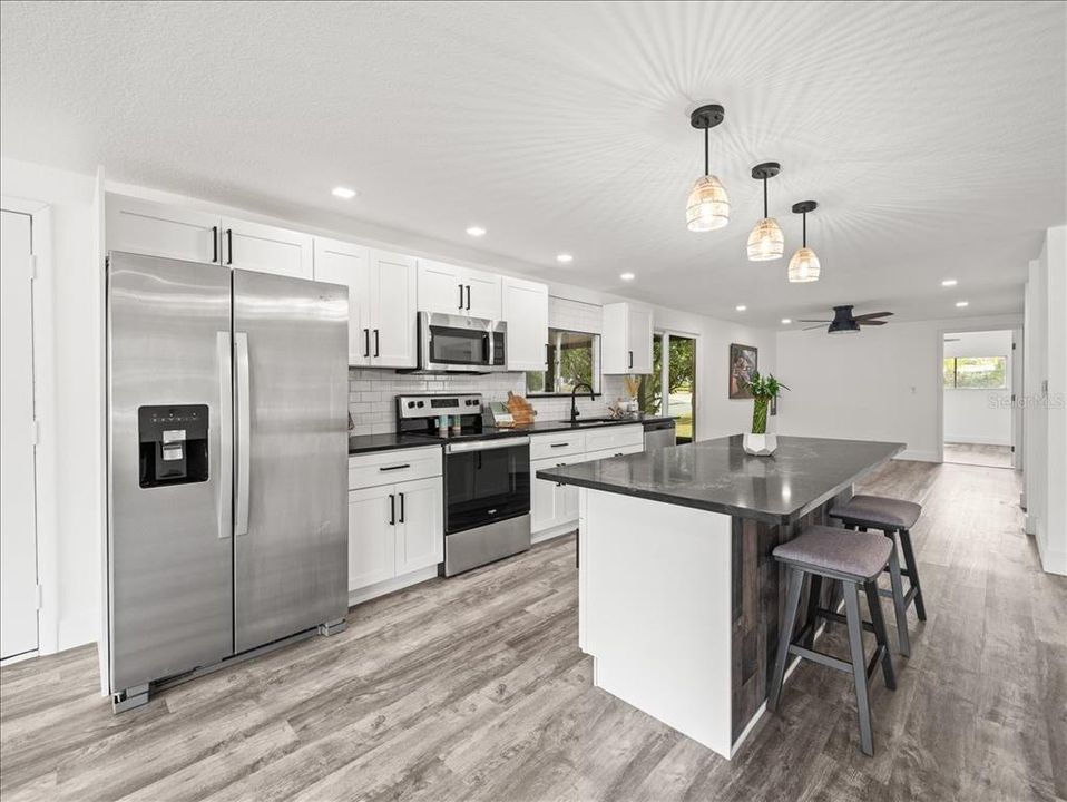 合同活跃: $179,000 (2 贝兹, 2 浴室, 1344 平方英尺)