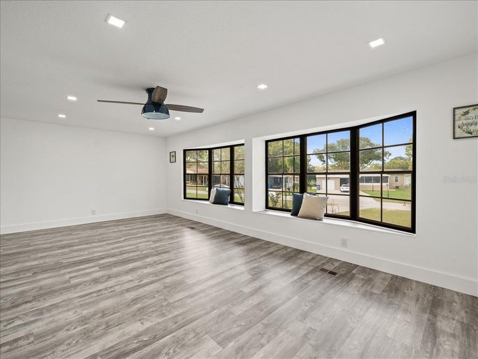 合同活跃: $179,000 (2 贝兹, 2 浴室, 1344 平方英尺)