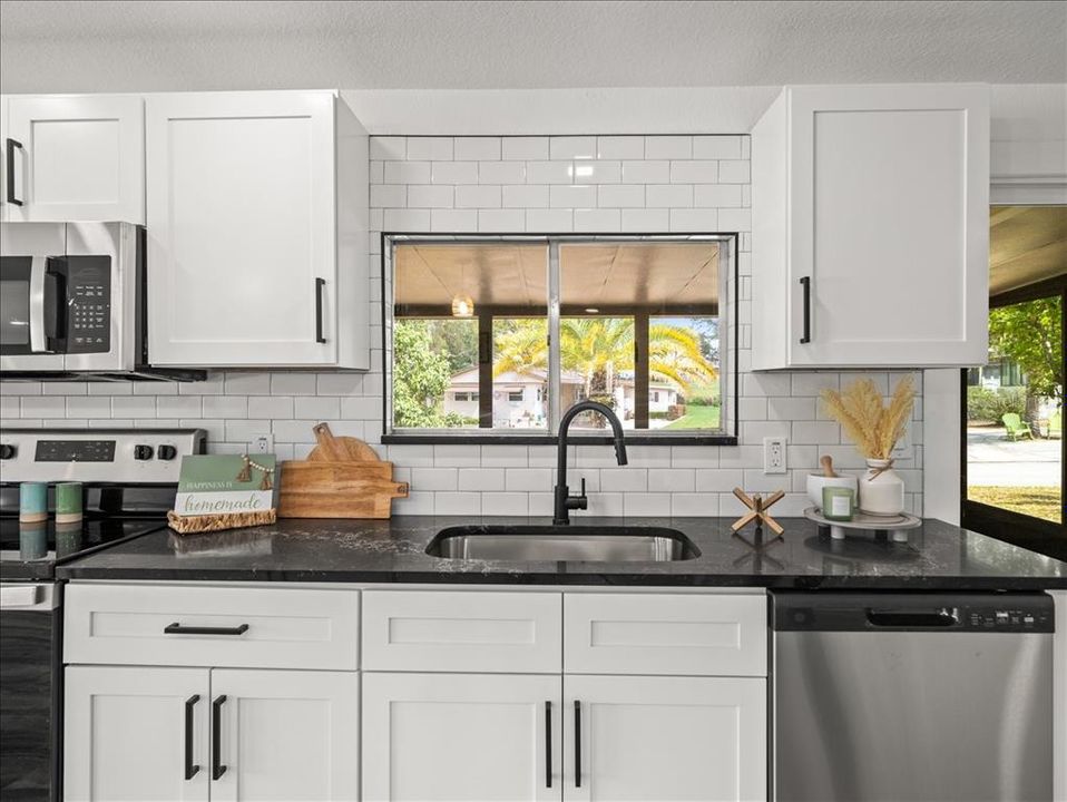 合同活跃: $179,000 (2 贝兹, 2 浴室, 1344 平方英尺)