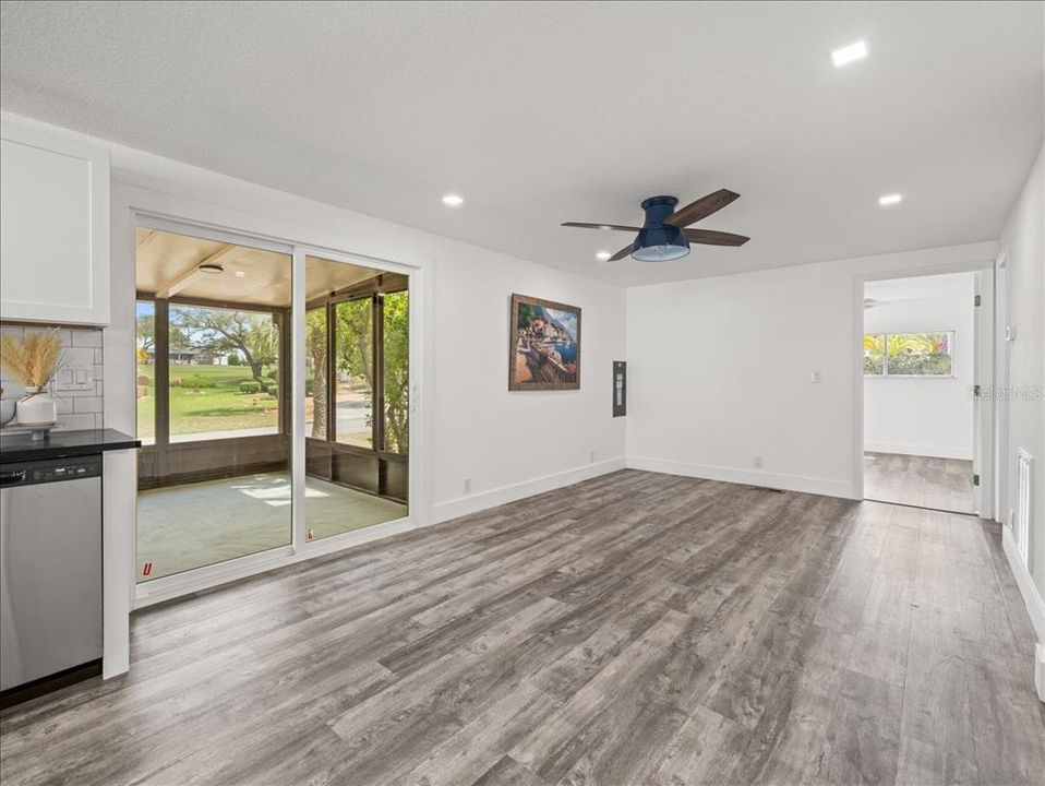 合同活跃: $179,000 (2 贝兹, 2 浴室, 1344 平方英尺)