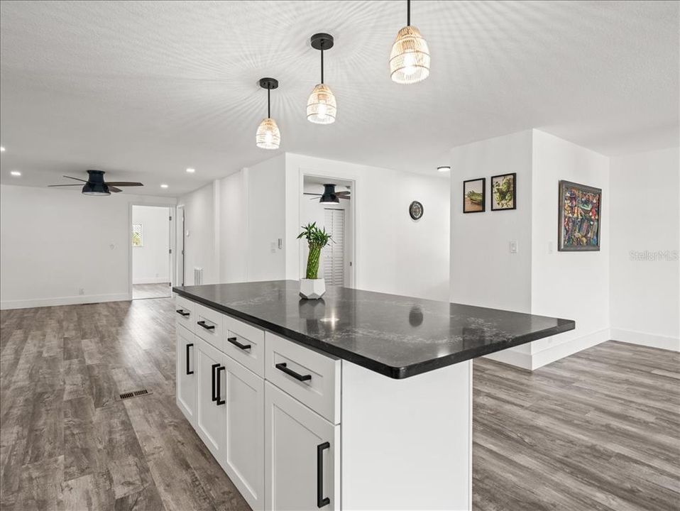 合同活跃: $179,000 (2 贝兹, 2 浴室, 1344 平方英尺)