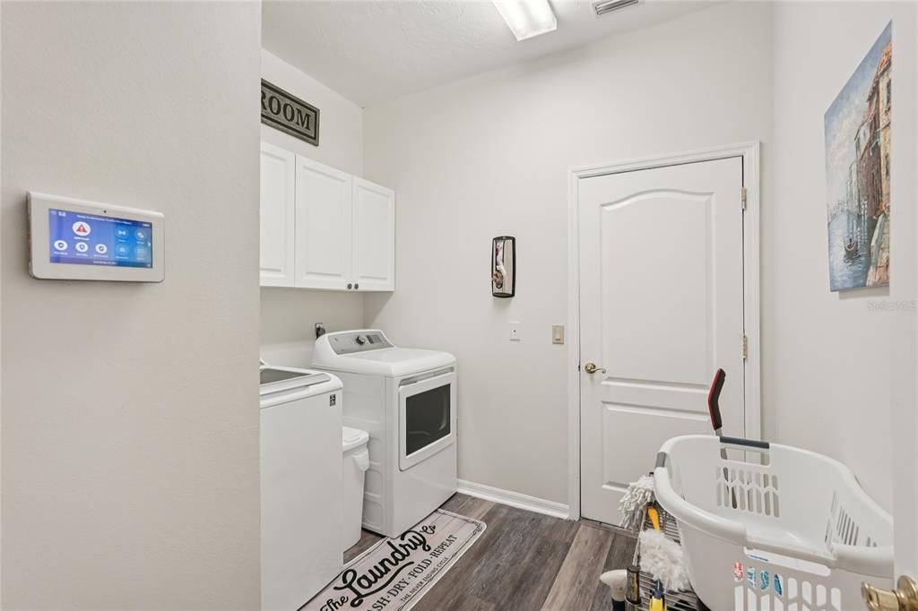 合同活跃: $615,000 (3 贝兹, 2 浴室, 2431 平方英尺)