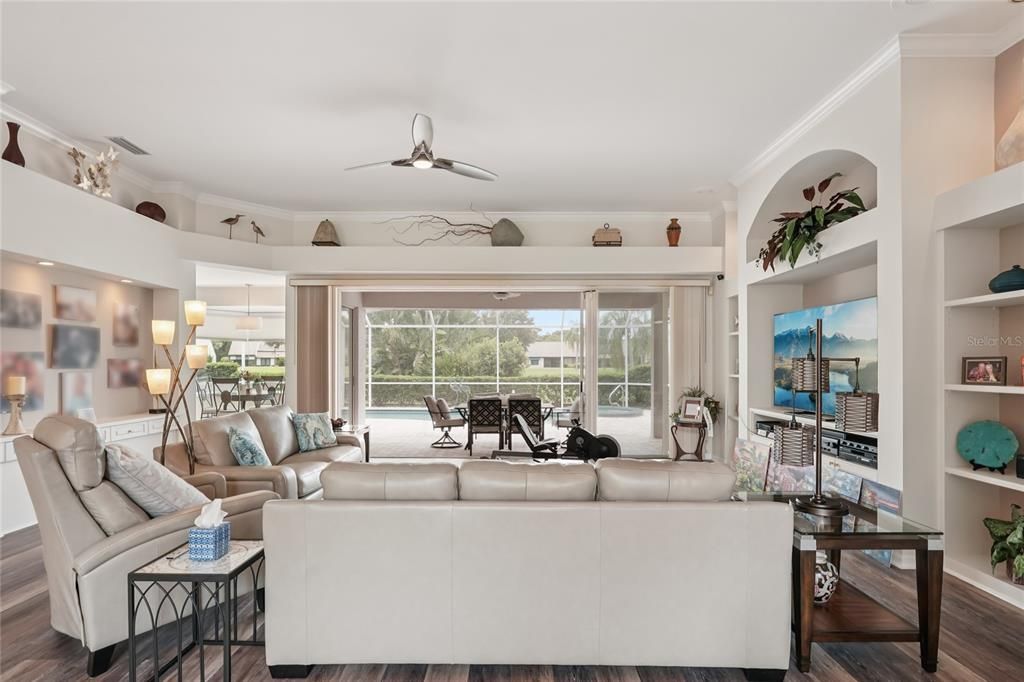 合同活跃: $615,000 (3 贝兹, 2 浴室, 2431 平方英尺)