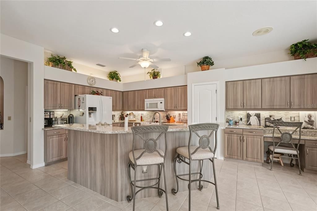 合同活跃: $615,000 (3 贝兹, 2 浴室, 2431 平方英尺)